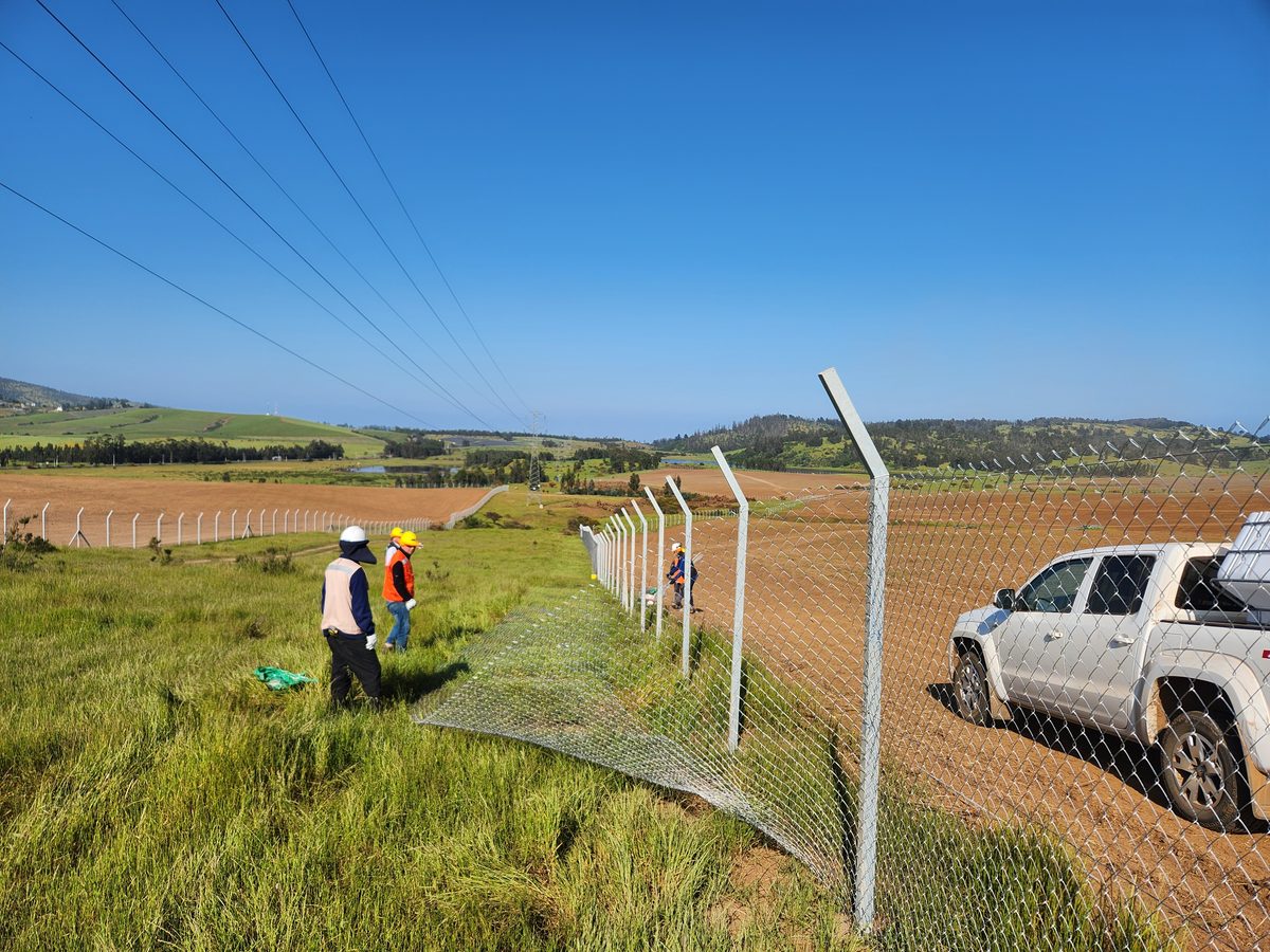 Cuadrilla instalando cerco perimetral