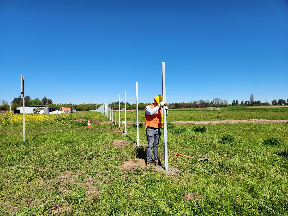 Instalación de poste de cerco perimetral
